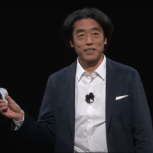 Izumi Kawanishi holding a DualSense controller